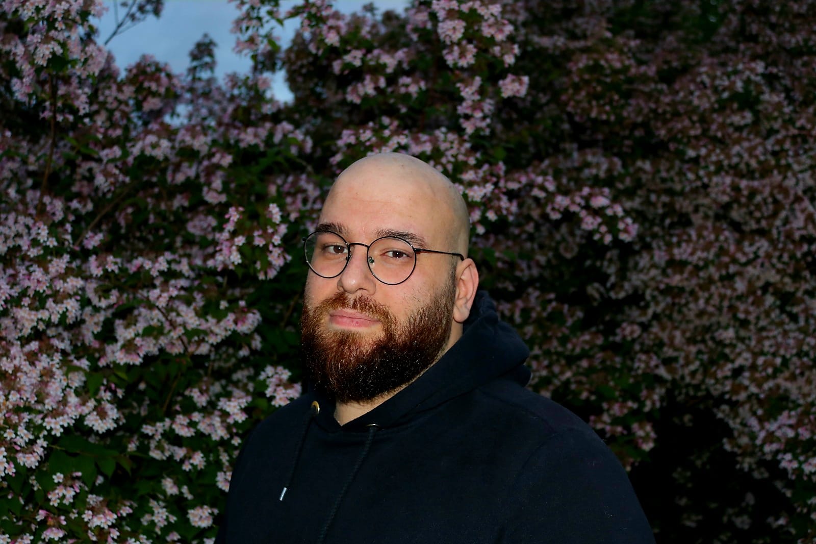 Professionelles Aufnahmestudio mit Mikrofon und dunklem Hintergrund